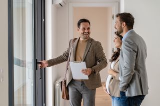 Foto: Drei Personen in Wohnung